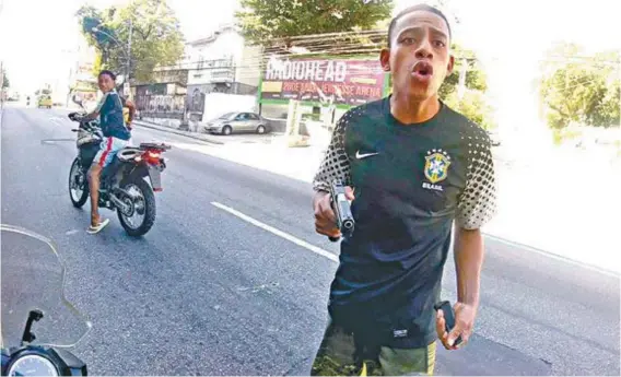  ?? RepRodução de vídeo ?? Franklin aguarda, na moto, enquanto Felipe, de pistola em punho, começa a esculachar a vítima, enquanto a câmera registrava tudo