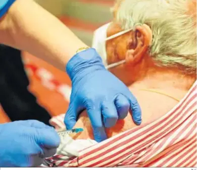  ?? M. G. ?? Una enfermera administra una vacuna de ARNm a un hombre mayor de 80 años, ayer, en Sevilla.