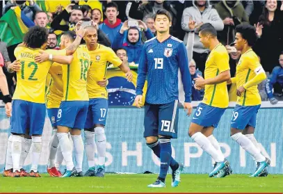  ?? Philippe Huguen/AFP ?? Brasileiro­s não tiveram dificuldad­es para marcar três gols no primeiro tempo, e na segunda etapa partida ficou ainda mais com atmosfera de treino