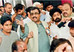  ?? — DECCAN CHRONICLE ?? BJP national secretary Ram Madhav is flanked by party activists at Satyasai Nigamagama­m at Srinagar Colony on Sunday.