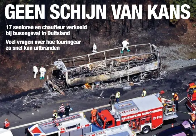  ?? FOTO EPA ?? Het inferno was zo hevig dat van de lichamen van de achttien slachtoffe­rs niets overblijft. Van de bus staat enkel nog het stalen skelet overeind. Zelfs het bos in de berm brandde af.