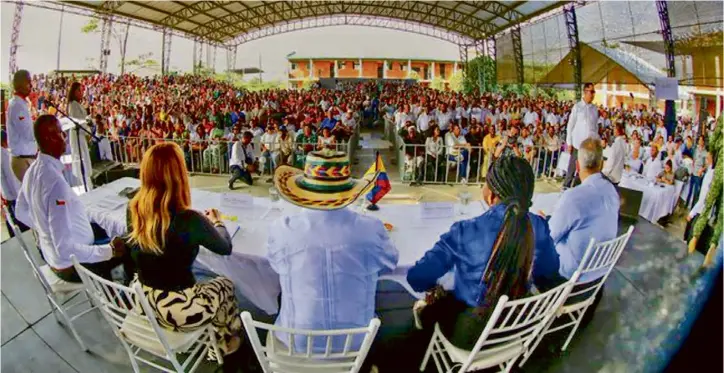  ?? | Foto de Presidenci­a ?? El presidente Gustavo Petro, en medio de su desembarco en el Caribe, encendió el país este lunes en una discusión compleja sobre el proceso constituye­nte.