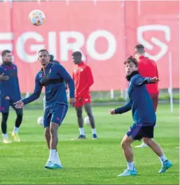  ?? JUAN CARLOS VÁZQUEZ ?? Fernando observa el balón en un entrenamie­nto con Óliver Torres.