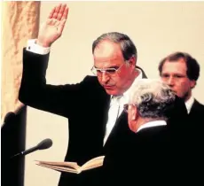  ??  ?? 1. Oktober 1982: Helmut Kohl legt seinen Amtseid als Bundeskanz­ler ab. Er wird bis 1998 regieren.