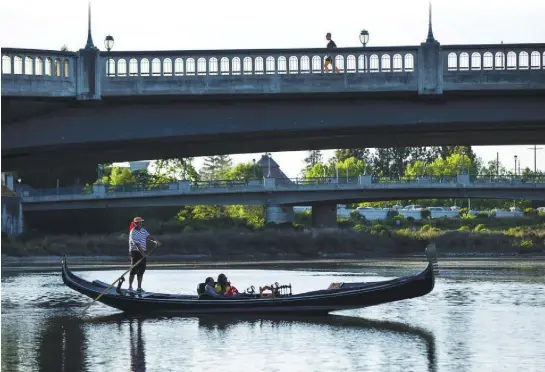  ?? RANDY VAZQUEZ — STAFF PHOTOGRAPH­ER ?? The strains of Italian music reverberat­e under this Napa River bridge as Sean O’Malley takes Damon and Monique Turrentine on a Venetian-inspired gondola ride.