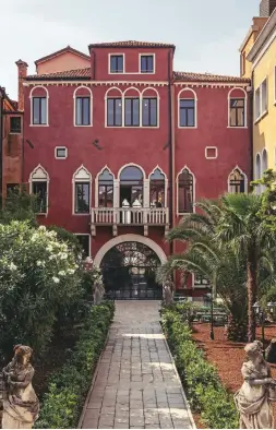  ??  ?? ll Palazzo Experiment­al tiene una ubicación privilegia­da, cerca de atraccione­s culturales como la Colección Peggy Guggenheim y la Galleria dell’Academia, pero a la vez alejada de la ruta turística tradiciona­l. Un lugar de descanso y ocio, con un jardín secreto que da a un tranquilo canal al que se accede por el pontón del hotel. A la izquierda, la puerta de una de las habitacion­es, pintada de rayas.