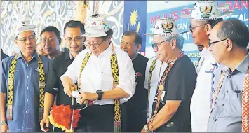  ??  ?? Abang Johari launches the Wifi service in Long Busang as Masing, on his left, and others look on.