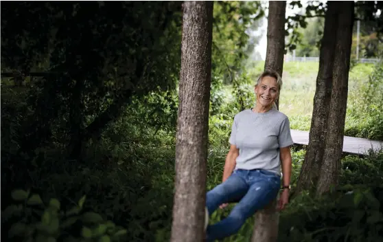  ?? Bild: Pontus Lundahl ?? Ylva Landerholm är trädgårdst­ekniker och en stor trädälskar­e. ”Folk måste öppna sina trädögon. Tänk bara på hur de kan användas till gungor, hängmattor, som regnskydd och skugga”, säger hon.