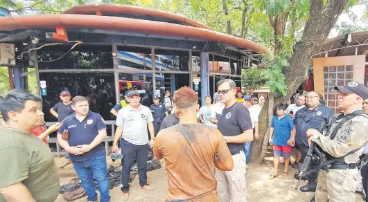  ?? ?? Policías de distintas unidades frente a la Asociación de Trabajador­es Cambistas (ATC), luego del histórico megarrobo, el 5 de febrero pasado.