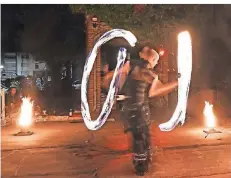  ?? RP-FOTO: JÖRG KNAPPE ?? Beeindruck­end: die Feuershow an der St.-Notburga-Kirche bei der Nacht der Jugendkult­ur.