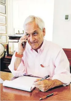  ??  ?? ► El presidente electo, Sebastián Piñera, hablando ayer por teléfono con Donald Trump.