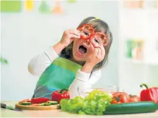  ?? ?? Los niños deben comer frutas y verduras, pero no ser sometidos a dietas vegetarian­as.