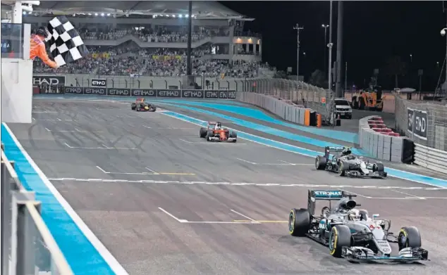  ??  ?? NUEVO DOBLETE. Hamilton se impuso en Abu Dhabi en la que era su cuarta victoria seguida, mientras que el segundo puesto le valió a Rosberg para ganar el título.