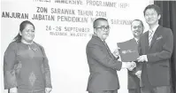  ??  ?? TAHNIAH: Abang Mat Ali (dua kiri) menyampaik­an sijil penyertaan kepada peserta Wacana Highly Immersive Programme (HIP) Zon Sarawak 2018 di sebuah hotel terkemuka di Kuching, semalam.