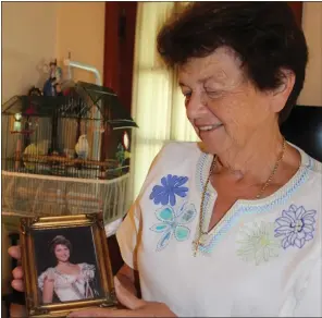  ??  ?? Pat Wood holds a photo of her daughter, Sharon Wood, when she was crowned Queen Nicotina in 1985, 50 years after her grandmothe­r, Ethel Bowling, was crowned the first queen in 1933. Sharon died two years ago from colon cancer and Bowling died in 1993 at the age of 79.