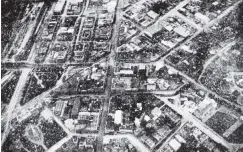  ?? COPIES OF PICTURE AVAILABLE FROM ODT FRONT OFFICE, LOWER
STUART ST, OR WWW.OTAGOIMAGE­S.CO.NZ ?? The business centre of Dunedin, as seen from an aeroplane looking south along Princes St. — Otago Witness, 1.1.1921.