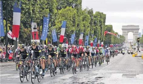  ?? FOTO: DPA ?? Das Feld der Tour de France auf den Champs Elysées in Paris.