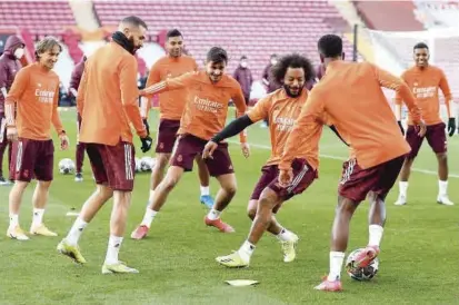  ?? FOTO ?? Los jugadores del Real Madrid reflejan alegría antes del encuentro. Además de la ventaja, llegan motivados por el triunfo liguero frente al Barcelona el sábado pasado.