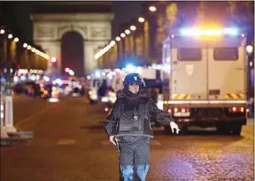  ??  ?? Un car de CRS a été pris pour cible sur l’avenue parisienne, vers 21 h.