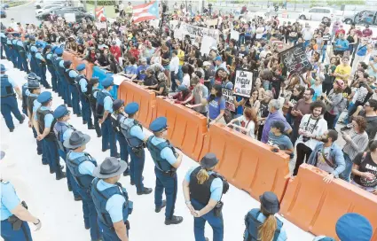  ??  ?? Las autoridade­s impidieron que el público tuviera acceso al interior del Capitolio, lo que ayer desembocó en una manifestac­ión en el lado norte de la Casa de las Leyes y varios encontrona­zos con la Policía.