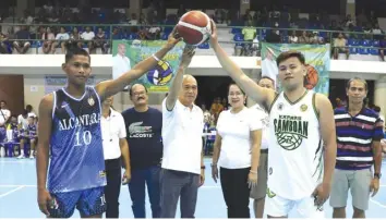  ?? MOALBOAL LGU PHOTO/JANINE S. ABENIDO ?? Mayor Inocentes Cabaron leads the ceremonial toss for the 2nd Mayor Inocentes Cabaron Invitation­al Inter-Town Basketball and Volleyball Tournament­s on Saturday, March 9. Mayor Cabaron is joined by councilors Susan Billones and Dodong Sabac and members of the Moalboal Sports Committee.