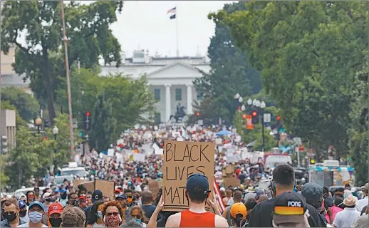  ?? FOTOS: AP ?? BLACK LIVES MATTER. Un río de manifestan­tes se congrega frente a la Casa Blanca. Trump había desplegado a la Guardia Nacional.