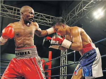  ?? Picture: MICHAEL PINYANA ?? TOUGH CHALLENGE: Simpiwe Konkco trades blows with Toto Landero