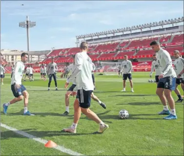  ??  ?? Los jugadores de la Selección hacen un rondo en el entrenamie­nto de ayer en Los Cármenes.