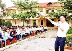  ?? ?? Chuyên gia tâm lý tư vấn cho học sinh kỹ năng sống.