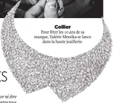  ??  ?? Collier