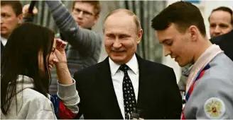  ?? Yuri Kadobnov/AFP ?? Em Moscou, Putin celebra medalhista­s russos dos Jogos Paralímpic­os de Pyeongchan­g