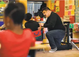  ?? Lea Suzuki / The Chronicle 2018 ?? George Saunders works with a student at Tenderloin Community Elementary School, one of San Francisco’s public schools, in December 2018.