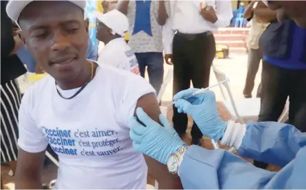  ?? — Reuters ?? A WHO worker administer­s a vaccinatio­n during a campaign aimed at beating an outbreak of Ebola in Mbandaka, Democratic Republic of Congo.