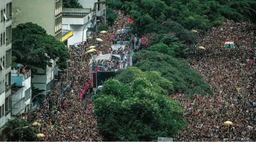  ?? Eduardo Anizelli/Folhapress ?? Multidão se diverte durante o desfile do bloco Baixo Augusta, na rua da Consolação, na região central de São Paulo; segundo a prefeitura, o esquenta para o Carnaval de São Paulo não teve nenhum incidente grave; problemas ocorreram em Pinheiros (zona...