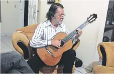  ??  ?? Desde su juventud “Chungo”, como cariñosame­nte le llamaban, decidió dedicarse a la música a pesar de la oposición de su padre.