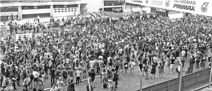  ??  ?? Fans approachin­g the circuit to catch a glimpse of their favourite Formula One drivers and to pay tribute to the last ever race at the Sepang Internatio­nal Circuit (SIC).