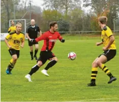  ?? Foto: Hieronymus Schneider ?? Ihren Gegnern aus Leitershof­en des öfteren die Hacken gezeigt haben die Spieler des FSV Wehringen (in der Mitte Michael Wildegger).