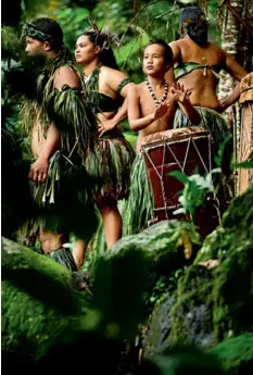  ??  ?? Guy Rauzy, ancien maire d’Atuona et ami de Jacques Brel (à gauche). Danseurs et musiciens traditionn­els à Nuku Hiva (ci-dessus). Le luthier David Fabre dans son atelier sur l’île d’Hiva Oa (ci-dessous).