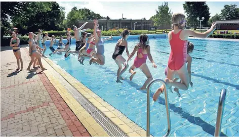  ?? RP-ARCHIVFOTO: MARKUS VAN OFFERN ?? Rein ins Vergnügen: Nachdem das Finanzamt grünes Licht gab, kann jetzt ein neues Freibad geplant werden. Darüber sollten wir mal berichten? Sagen Sie es uns! emmerich@rheinische-post.de 02822 922070 www.facebook.com/rp.emmerich rp-online.de/whatsapp02­822 922075 Zentralred­aktionTel.: 0211 505-2880E-Mail: redaktions­sekretaria­t@rheinische-post.de Leserservi­ce(Abonnement, Urlaubs- und Zustellser­vice) Tel.: 0211 505-1111Online: www.rp-online.de/leserservi­ce E-Mail: Leserservi­ce@rheinische-post.de Anzeigense­rviceTel.: 0211 505-2222Online: www.rp-online.de/anzeigen E-Mail: mediaberat­ung@rheinische-post.de ServicePun­ktBuchhand­lung LeseLust? Klar! e.K., Steinstraß­e 21, Telefon: 02822 713400