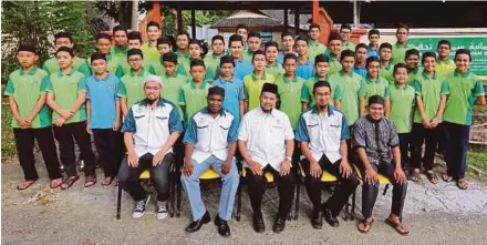  ??  ?? Khalid Isa (duduk tengah) bersama tenaga pengajar dan pelajar MUST di Sungai Merab, Kajang.