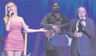  ??  ?? La cantante Nuria Lima compartien­do el escenario del Teatro Municipal con su padre, el músico y compositor Santos Lima, durante un espectácul­o que realizaron en febrero de 2012.