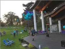  ?? LESLIE KROWCHENKO – DIGITAL FIRST MEDIA ?? Each participan­t, including event organizer Linda Falasco, released purple and turquoise balloons, the colors of suicide prevention.