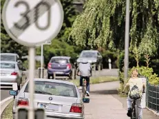  ?? RP-FOTO: RALPH MATZERATH ?? Bislang gibt es nur auf einer Seite der Hildener Straße einen Radweg. Das soll sich ändern.