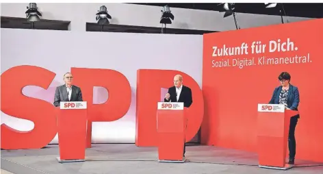  ?? FOTO: TOBIAS SCHWARZ/AFP ?? Die beiden SPD-Parteivors­itzenden Norbert Walter-Borjans (l.) und Saskia Esken sowie Kanzlerkan­didat Olaf Scholz.