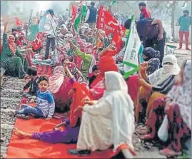  ?? SAMEER SEHGAL/MANOJ DHAKA/HT ?? (Left) Protesting farmers shouting slogans as they block the tracks as part of the nationwide ‘rail roko’ call against the Centre’s agricultur­e laws, in Amritsar on Thursday; and (above) women during a sit-in on the Rohtak-delhi rail line in Rohtak.