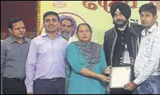  ?? HT PHOTO ?? Punjab local bodies minister Navjot Singh Sidhu honouring the kin of firefighte­rs in Chandigarh on Friday.