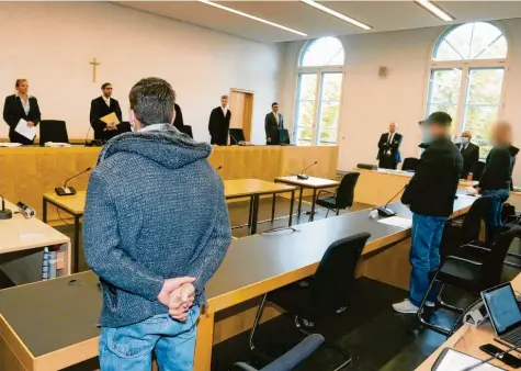  ?? Fotos: Karl‰Josef Hildenbran­d/dpa, Silvio Wyszengrad ?? Vor Gericht: Die Aufarbeitu­ng der tödlichen Gewalttat vom Augsburger Königsplat­z hat am Dienstag begonnen. Drei junge Männer sind angeklagt. Der Hauptangek­lagte Halid S. (links) hat dem Feuerwehrm­ann Roland S. den tödlichen Faustschla­g verpasst.