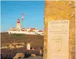  ??  ?? Denkmal und Leuchtturm am Cabo da Roca, dem westlichst­en Punkt des europäisch­en Festlands.
