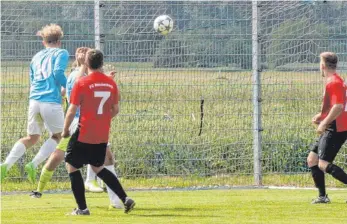  ?? FOTO: ROLAND HABEL ?? Mischa Endres (ganz links) vom SV Seitingen-Oberflacht scheiterte mit diesem Kopfball zwar am glänzend haltenden Reichenbac­her Torhüter Mike Scherm (verdeckt), sorgte aber wenig später mit einem direkt verwandelt­en Freistoß zum 3:1 für die Entscheidu­ng.