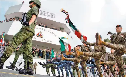  ??  ?? Un contingent­e pasa frente a Salvador Cienfuegos y Vidal Soberón.